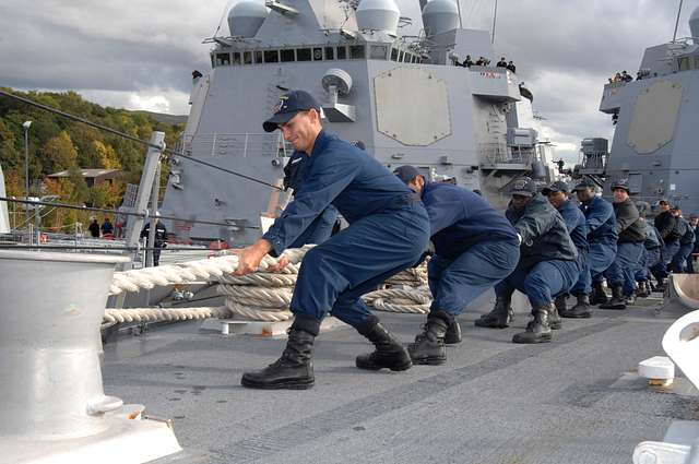 DVIDS - Images - USS Mitscher sliding pad eye maintenance [Image 7