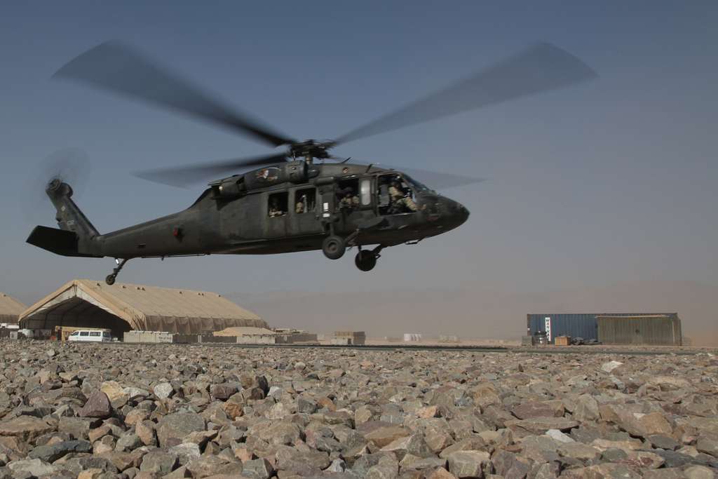 A U.S. Army UH-60 Black Hawk helicopter assigned to - PICRYL Public ...