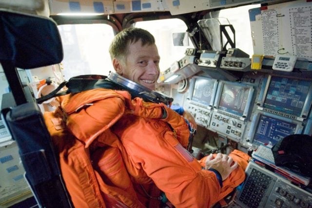 STS-52 Mission Specialist Veach in life raft during JSC bailout ...