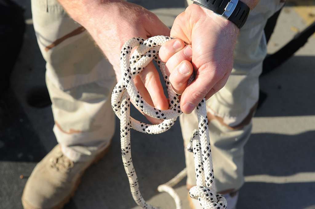 A helicopter rope suspension technique cast master - PICRYL