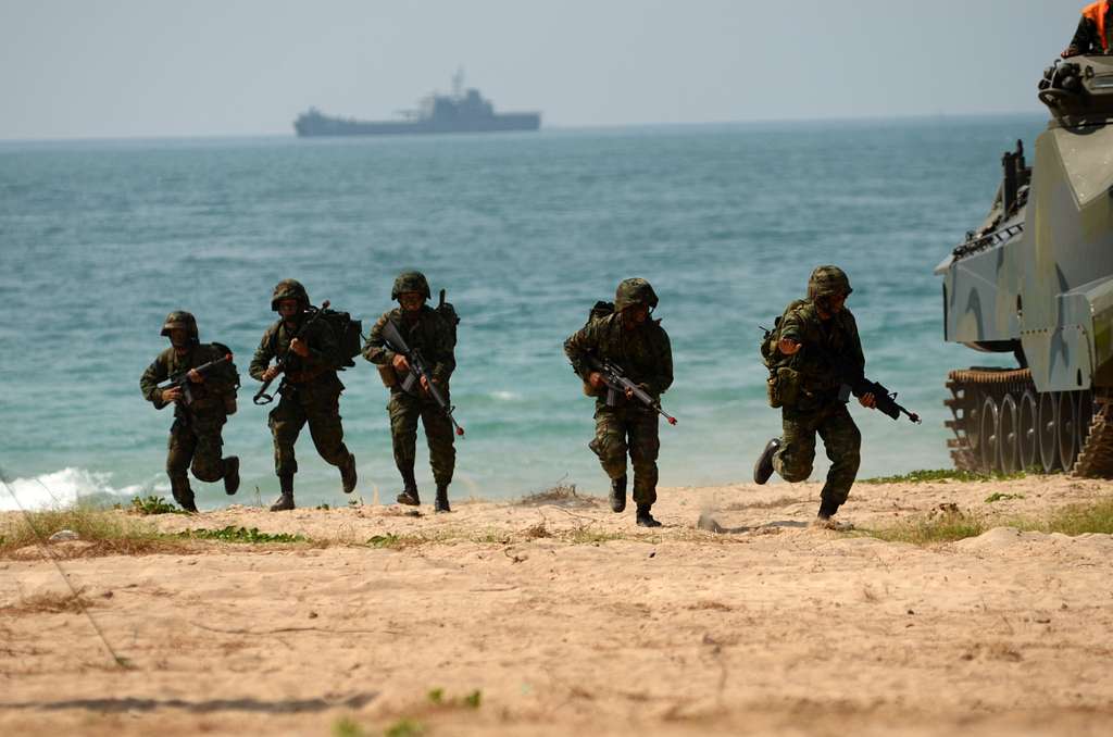 Royal Thailand Marines provide security as an amphibious - NARA & DVIDS ...