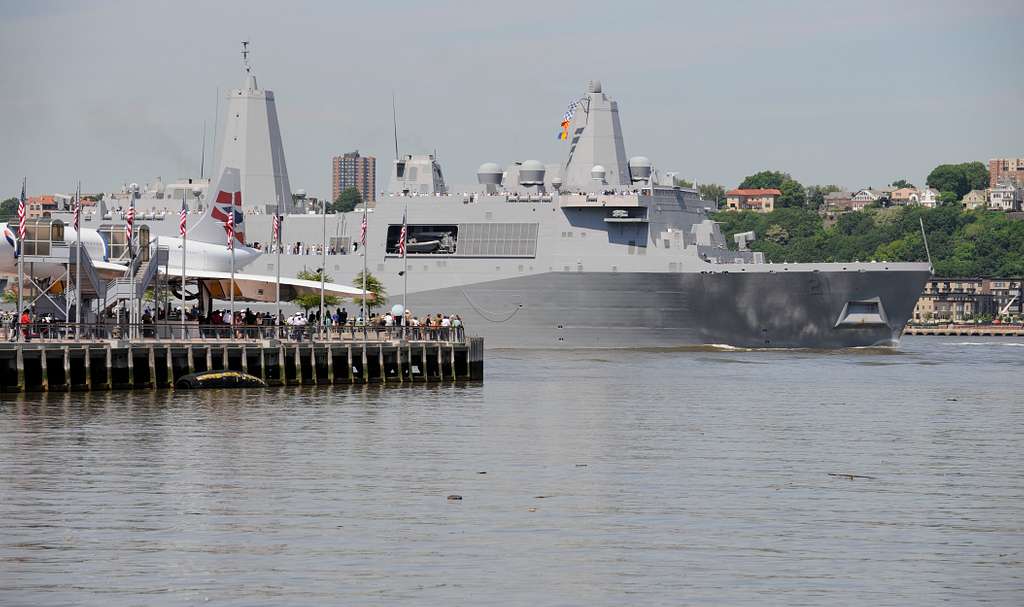 The amphibious transport dock ship USS New York passes - NARA & DVIDS ...