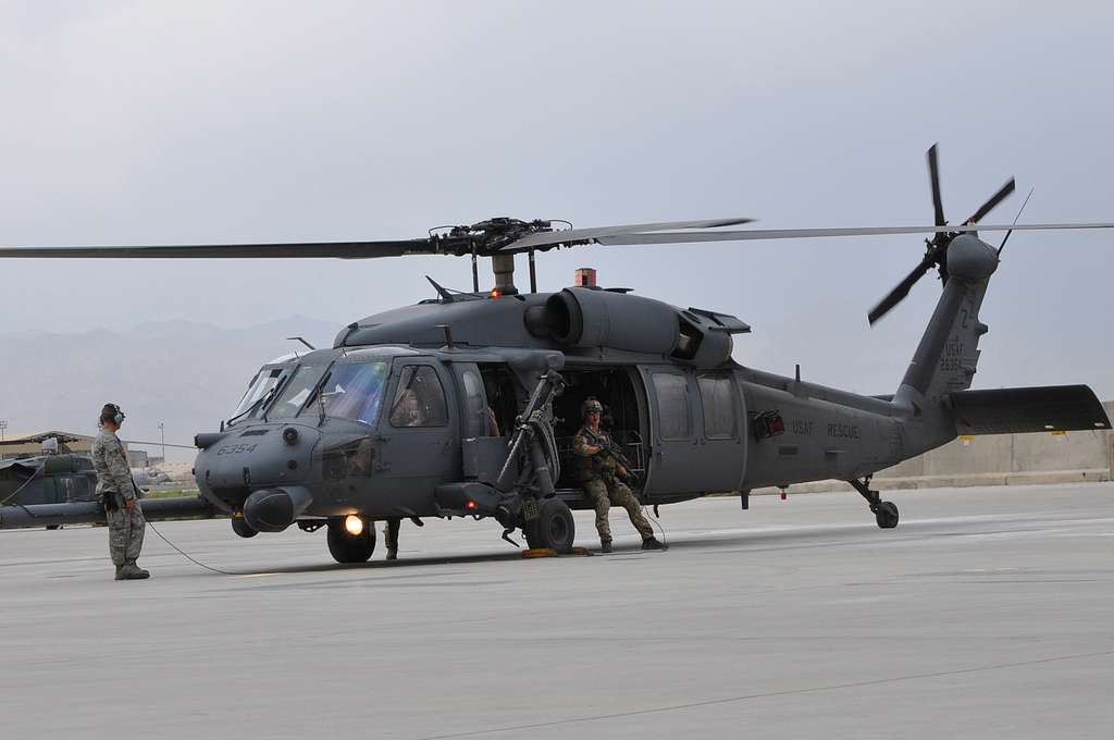 A HH-60G Pave Hawk helicopter full of pararescue airmen - PICRYL Public ...