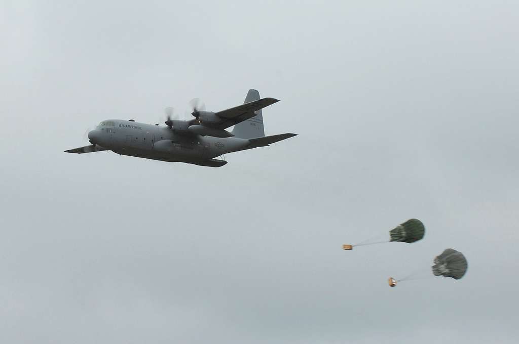 A Missouri Air National Guard C-130 Hercules drops - NARA & DVIDS ...