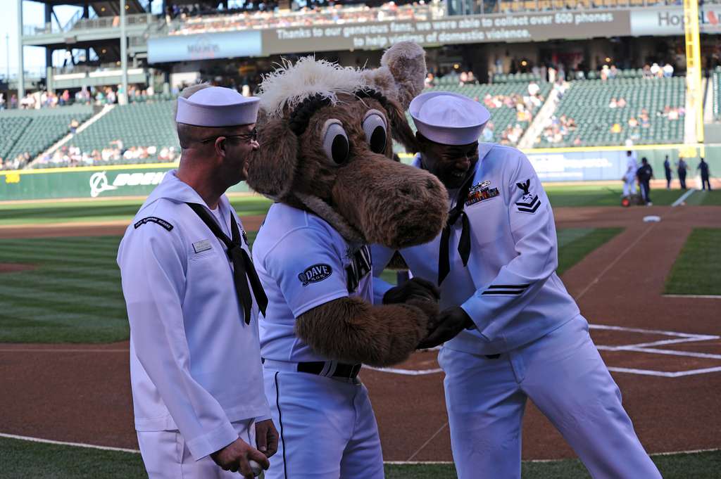 DVIDS - Images - Seattle Mariners salute the Coast Guard