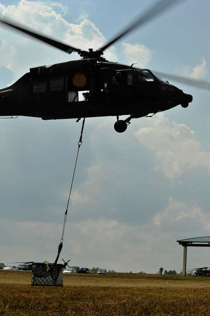 A U.S. Army UH-60 Black Hawk From The 5th Battalion, - NARA & DVIDS ...