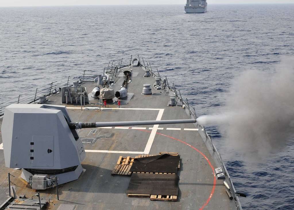 The guided-missile destroyer USS Chung-Hoon fires its - NARA & DVIDS ...