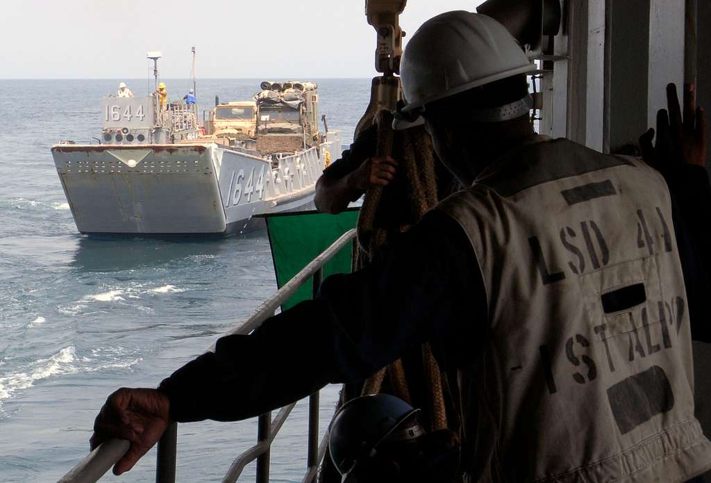 A landing craft unit from Assault Craft Unit 2 departs - NARA & DVIDS ...