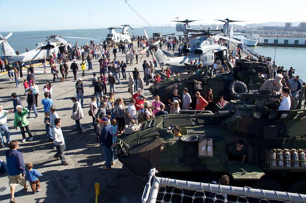 DVIDS - Images - 49ers Tour Navy Ship During San Francisco Fleet Week  [Image 11 of 16]