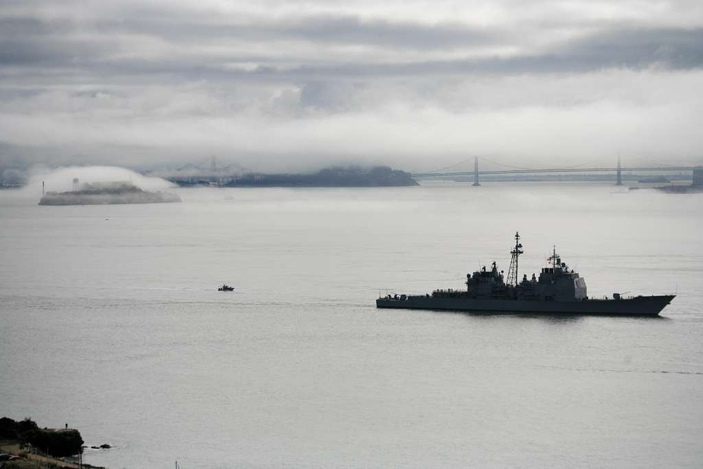 DVIDS - Images - 49ers Tour Navy Ship During San Francisco Fleet Week  [Image 11 of 16]