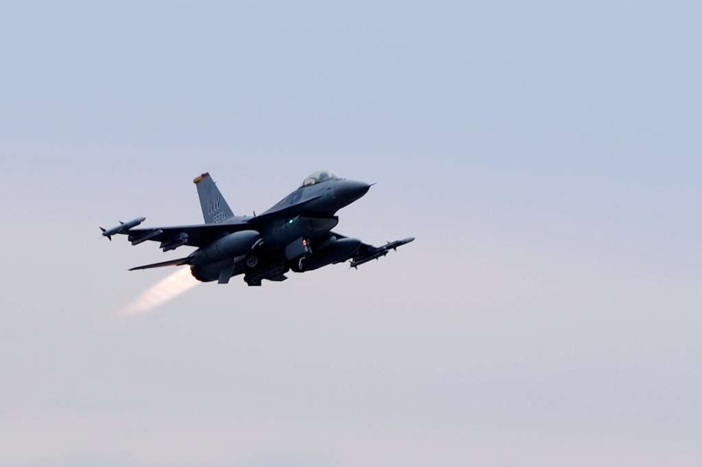 An F-16 Fighting Falcon with the 35th Fighter Wing - NARA & DVIDS ...