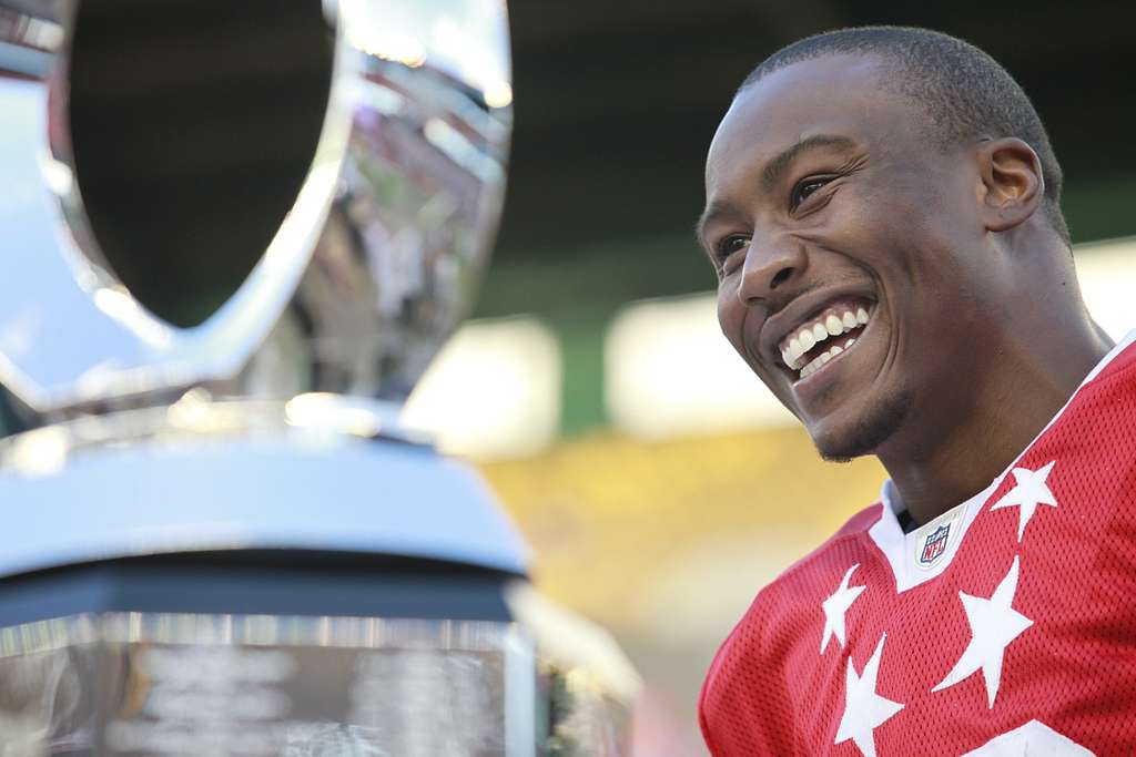 File:Miami Dolphins wide receiver Brandon Marshall participates in the  National Football League's 2012 Pro Bowl game at Aloha Stadium in Honolulu  Jan 120129-M-DX861-186.jpg - Wikimedia Commons