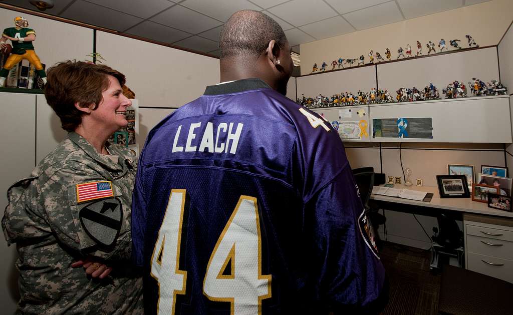 Vonta Leach, a fullback with the Baltimore Ravens, - PICRYL