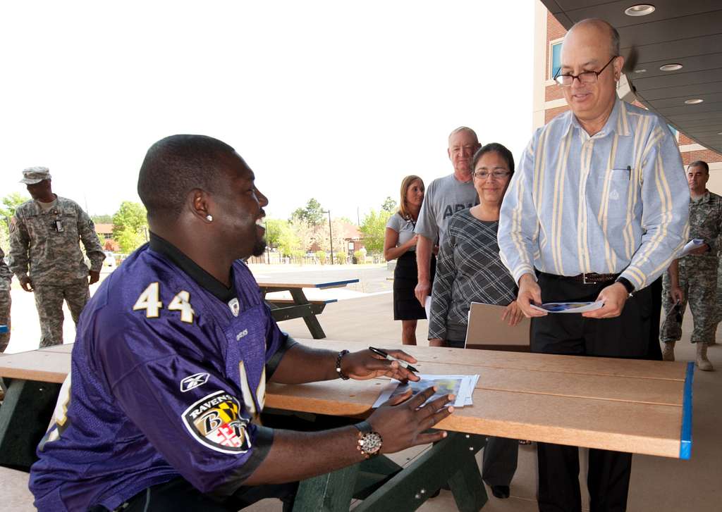 Vonta Leach, a fullback with the Baltimore Ravens, - PICRYL