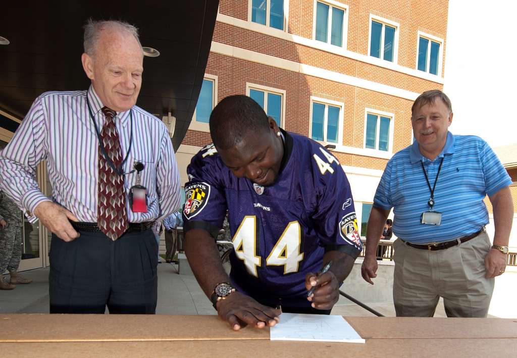 Ravens Fullback Vonta Leach Gives Christmas to Robeson County