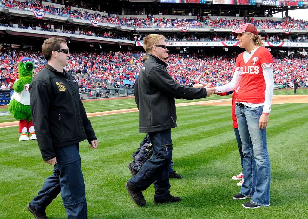 DVIDS - Images - Seattle Mariners salute the Coast Guard