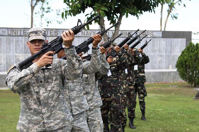 U.S. and Filipino soldiers prepare to give a rifle - PICRYL Public ...