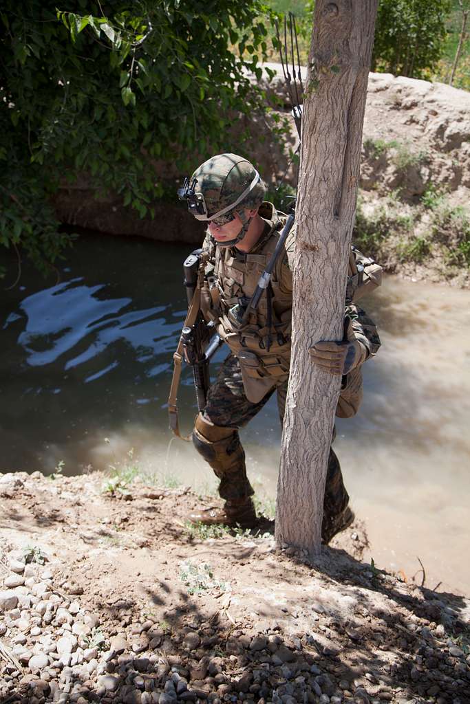 U.S. Marine Corps Pvt. Jessie Gilley, a machine gunner - PICRYL Public ...