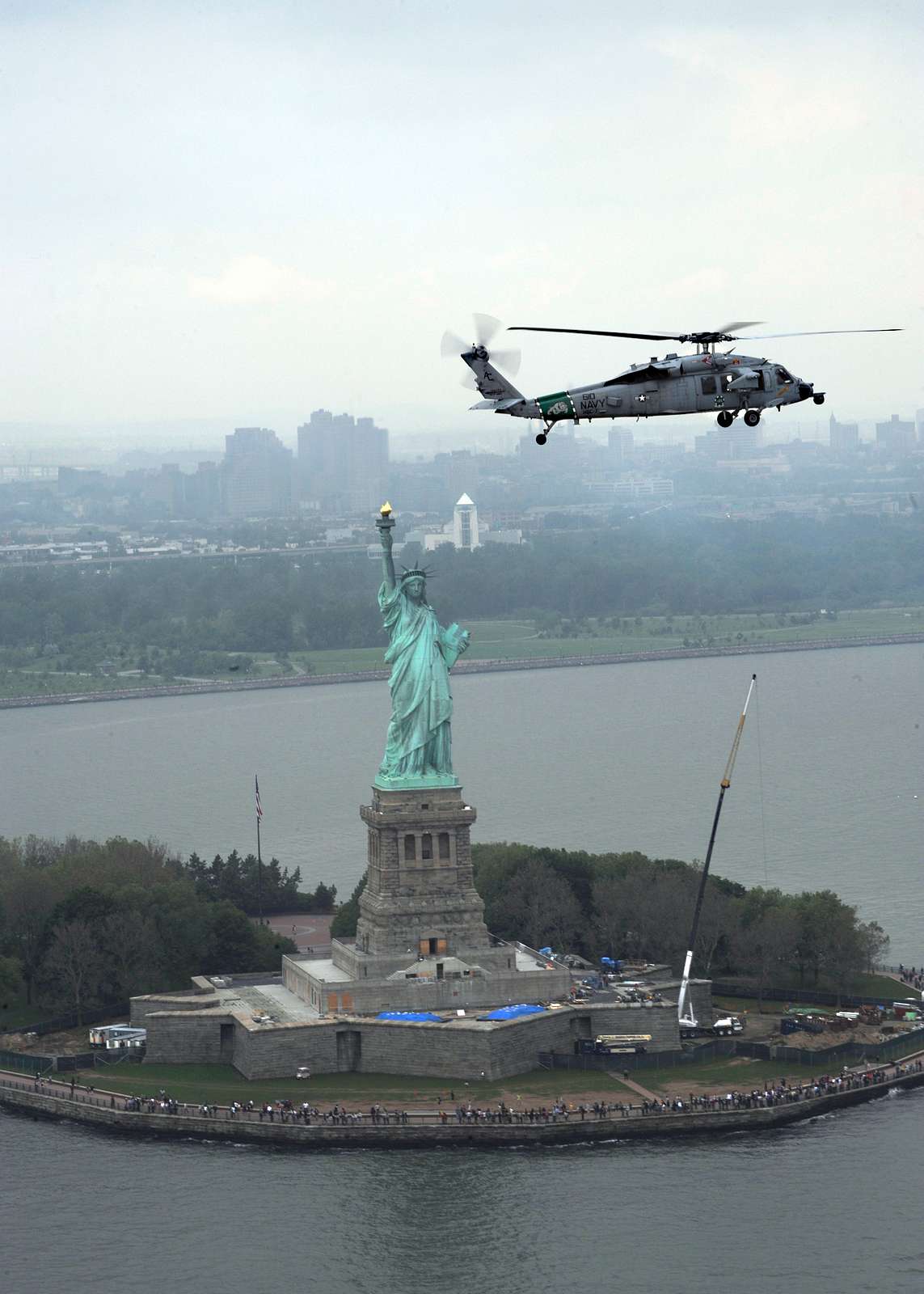 A MH-60S Seahawk helicopter assigned to Helicopter - NARA & DVIDS ...