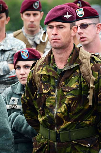 A British Paratrooper From The 4th Parachute Regiment - PICRYL - Public ...