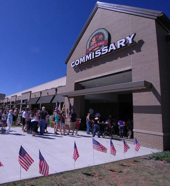 DVIDS - Images - NFL player makes commissary appearance [Image 5 of 6]