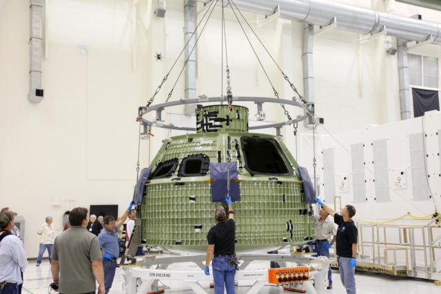 Orion EFT-1 Heat Shield Offload from Truck onto Foam Pads (Dunna ...