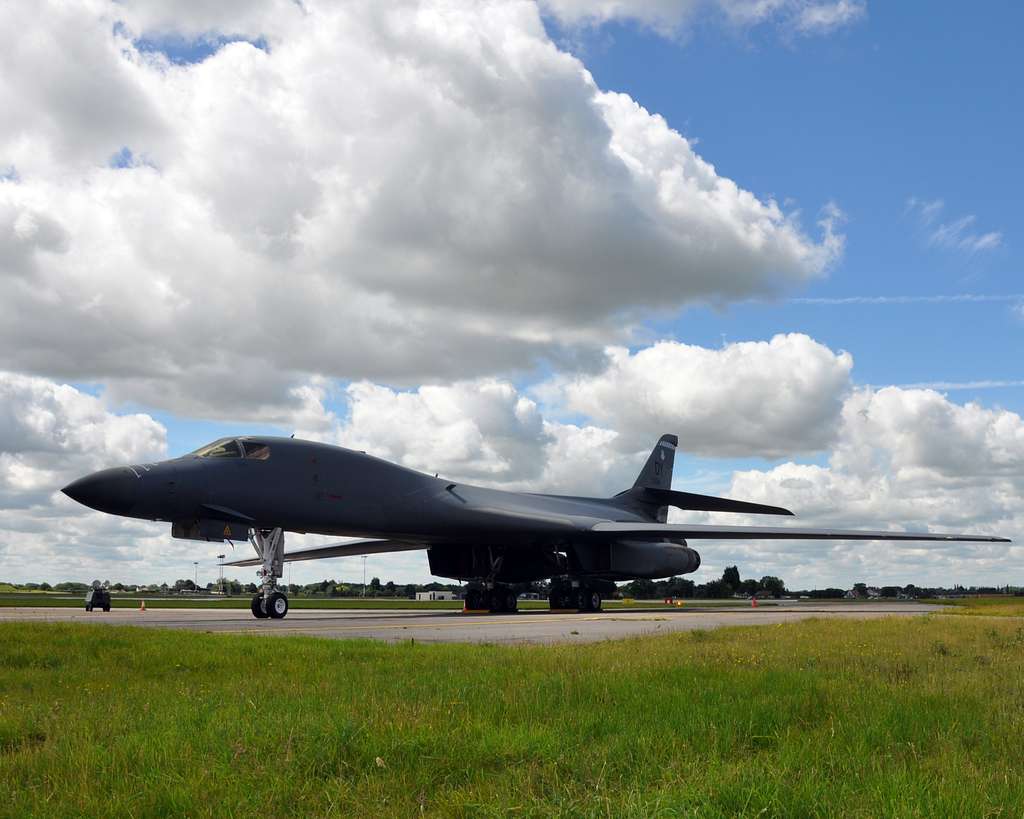 A Transient B-1B Bomber From The 7th Bomb Wing, Dyess - PICRYL Public ...