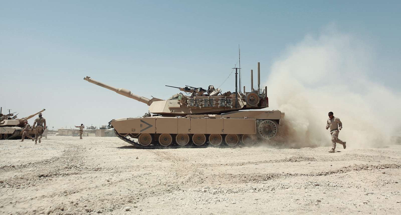 A U.S. Marine Corps M1A1 Abrams tank finishes refueling - NARA & DVIDS ...