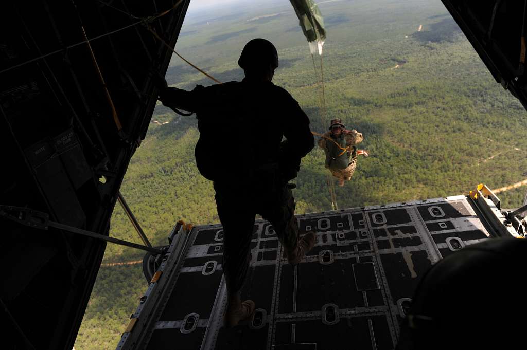 Seventh Special Forces Group (Airborne) soldiers exit - PICRYL Public ...