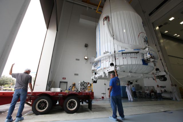 CAPE CANAVERAL, Fla. – Inside the Payload Hazardous Servicing Facility ...