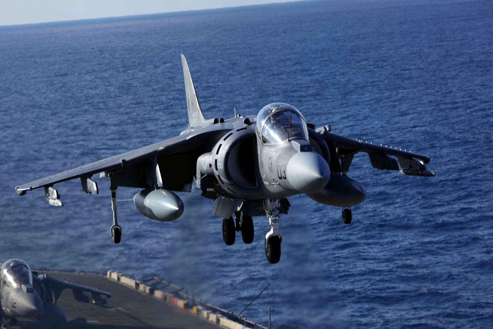 Реактивный самолет AV-8B Harrier с эскадрильей морской пехоты (VMA ...