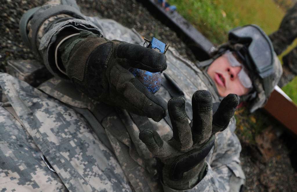 Солдат граната. Солдат с гранатой. Спецназ и дымавая граната. Soldier hand. Pose throwing Grenade.