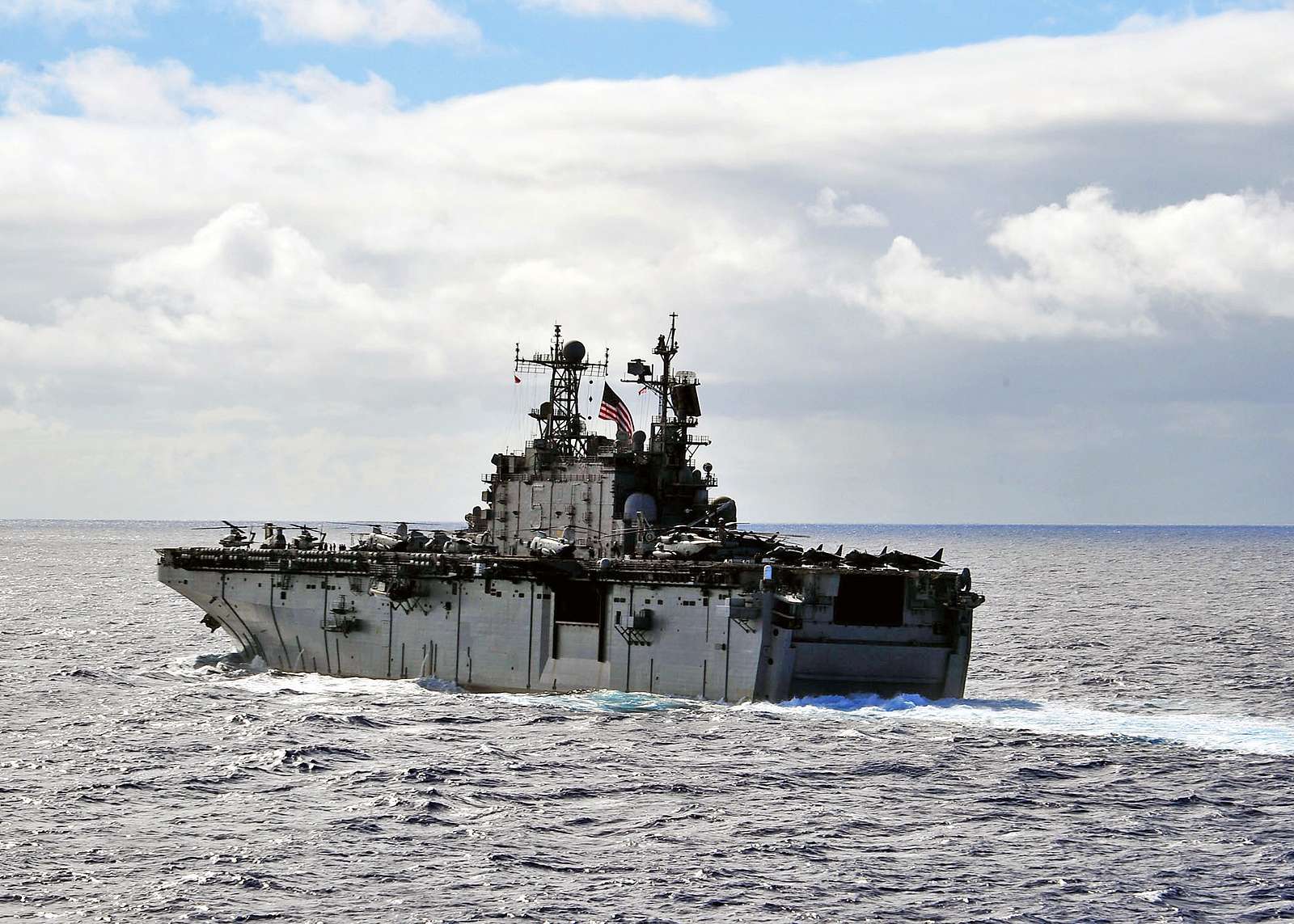 Amphibious assault ship USS Peleliu (LHA 5) transits - NARA & DVIDS ...