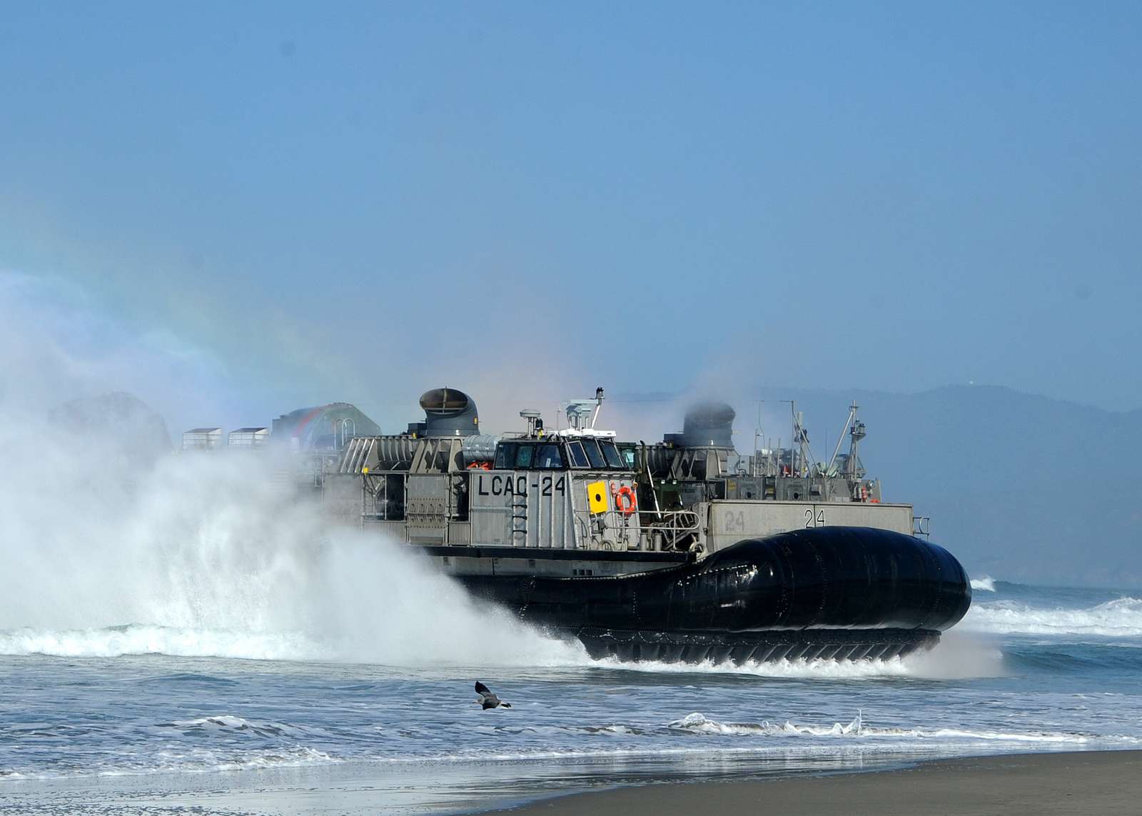 Landing Craft Air Cushion (LCAC) 24 comes ashore at - NARA & DVIDS ...