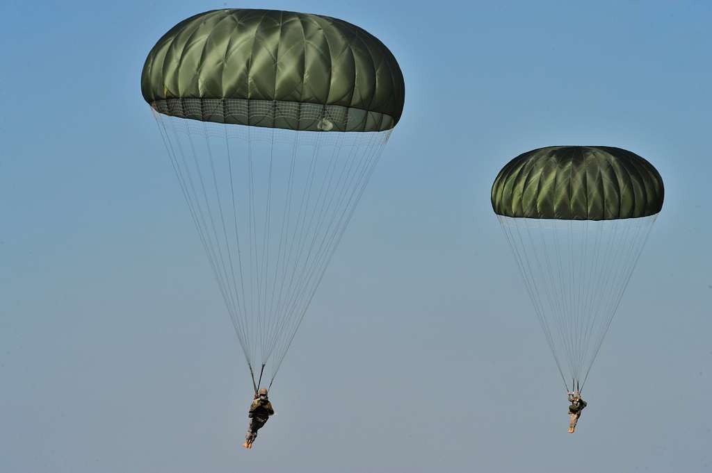 U.S. Army Paratroopers from the 82nd Airborne Division - PICRYL Public ...