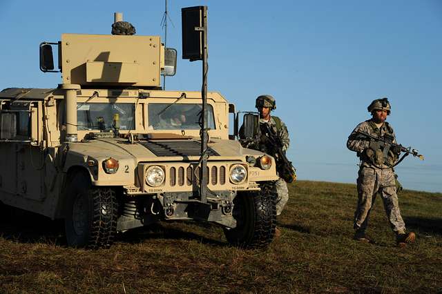 U.S. Army soldiers guide a Humvee carrying wounded - NARA & DVIDS ...