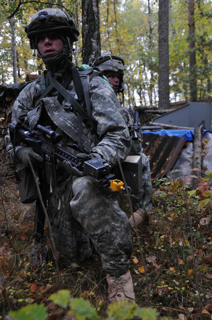 U.S. Army Soldiers From Alpha Battery, Field Artillery - NARA & DVIDS ...