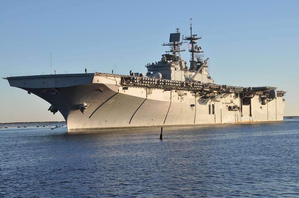 The amphibious assault ship USS Bataan (LHD 5) arrives - PICRYL Public ...