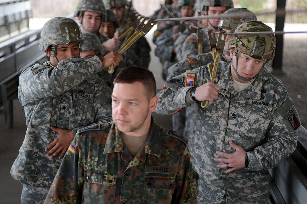 A Germany army jumpmaster trains with U.S. Army soldiers - NARA & DVIDS ...