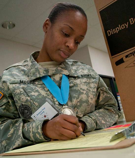 U.S. Army Sgt. 1st Class LaShawn Moore, a Sergeant - NARA & DVIDS ...