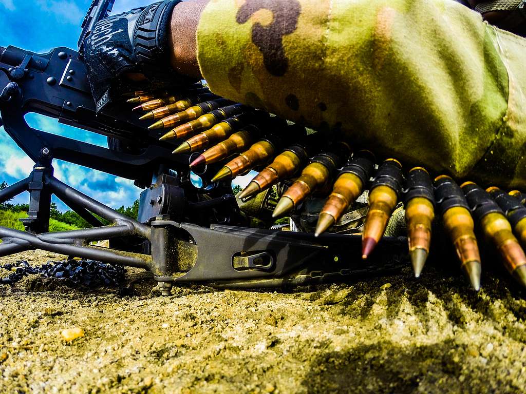 Munition Wird In Ein M240B-Maschinengewehr Geladen, Während - PICRYL ...