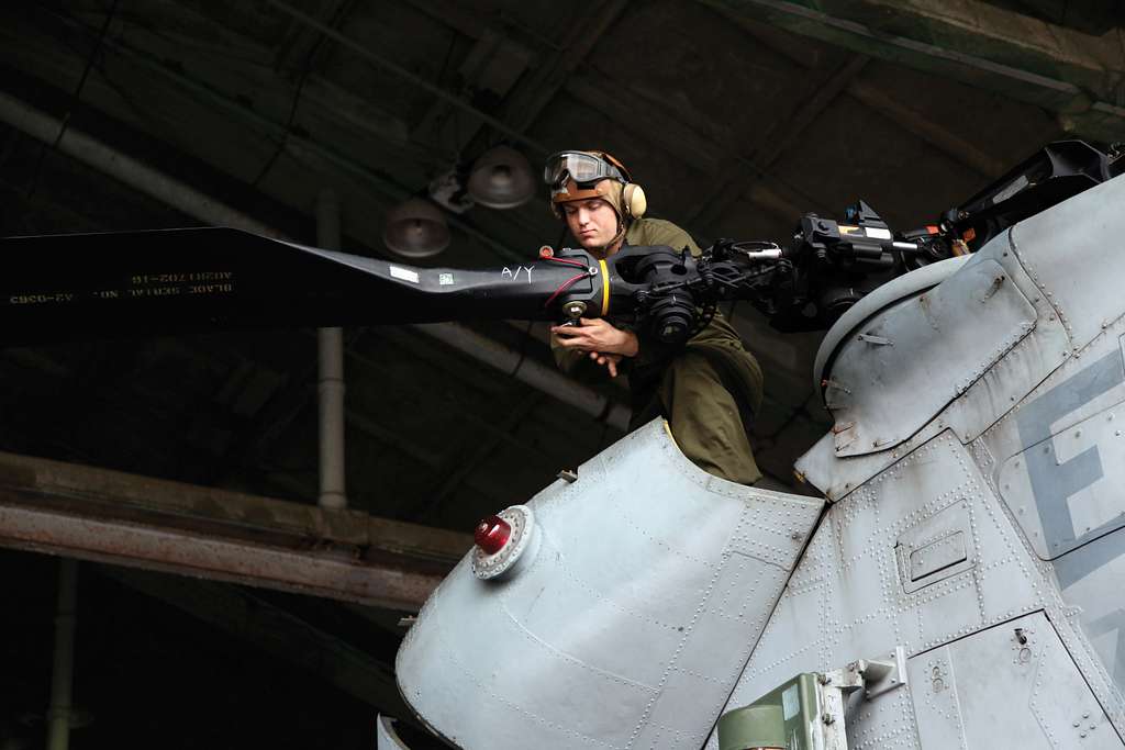 Cpl. Andrew T. Myatt removes a rotor blade from a CH-46E - PICRYL