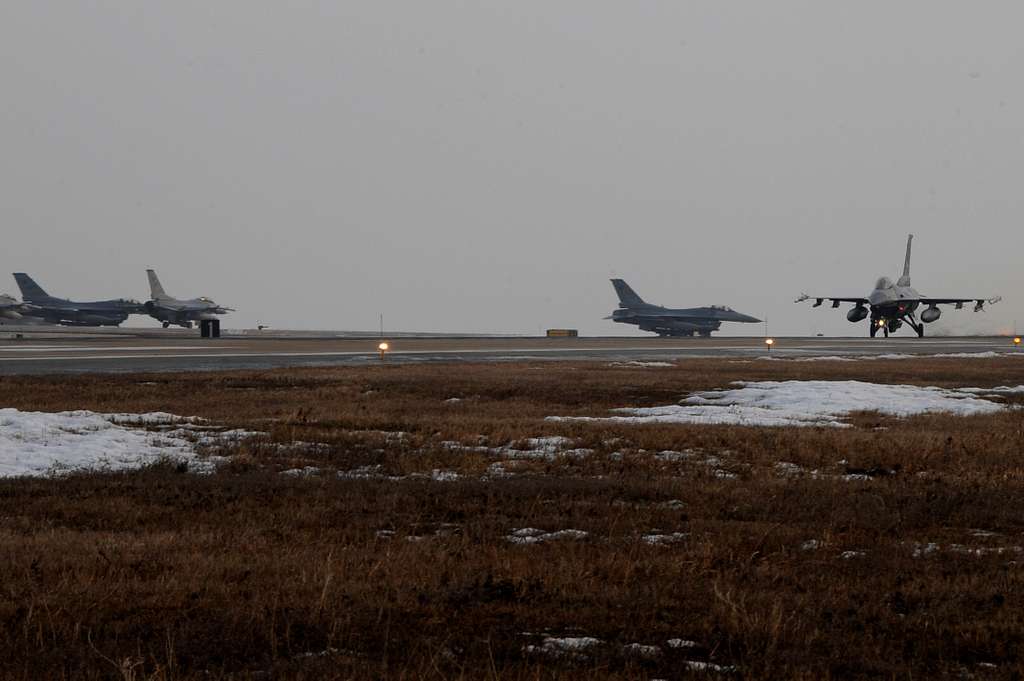 F-16 Fighting Falcons with the 8th Fighter Wing prepare - PICRYL Public ...