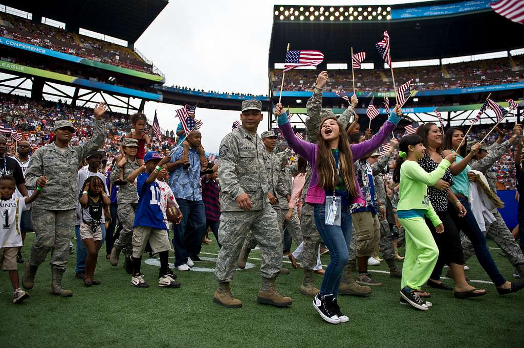 DVIDS - Images - NFL pays tribute to military service members during the  2013 Pro Bowl [Image 18 of 27]