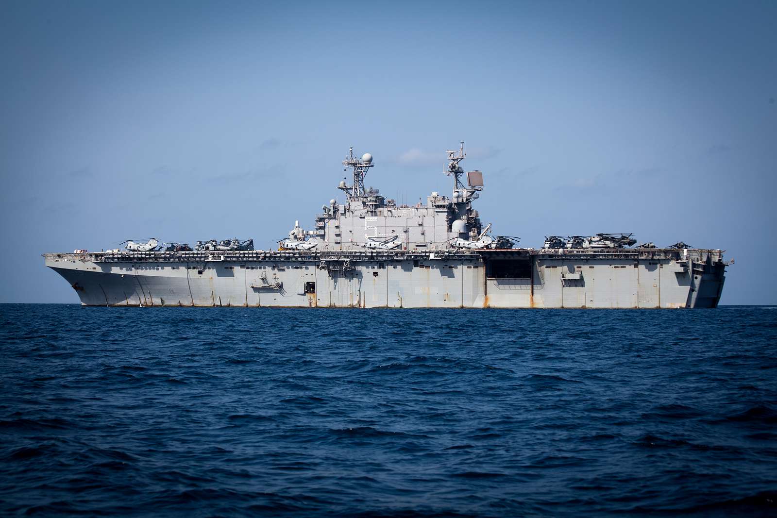 The amphibious assault ship USS Peleliu (LHA 5) steams - NARA & DVIDS ...