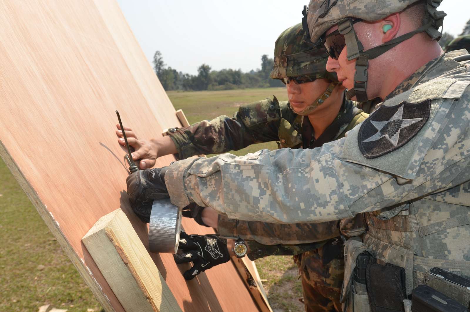 U.S. Army Pvt. Wesley Richter helps a Royal Thai Army - NARA & DVIDS ...