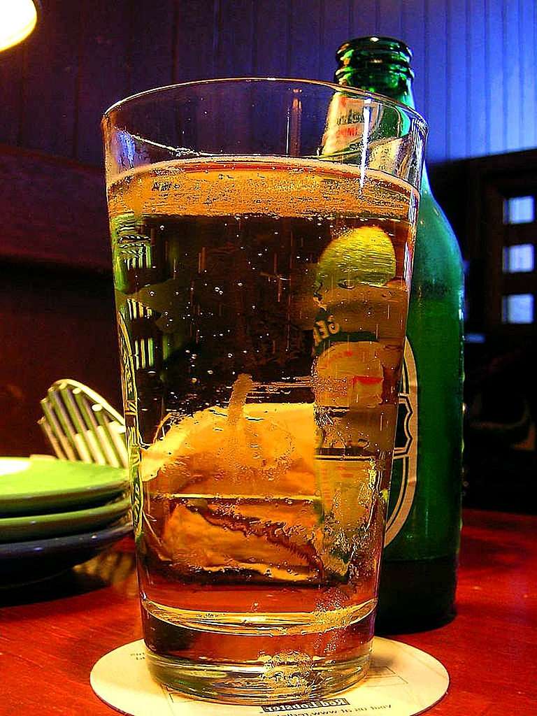 https://cdn2.picryl.com/photo/2013/02/27/glasses-beer-mugs-f0bfe9-1024.jpg