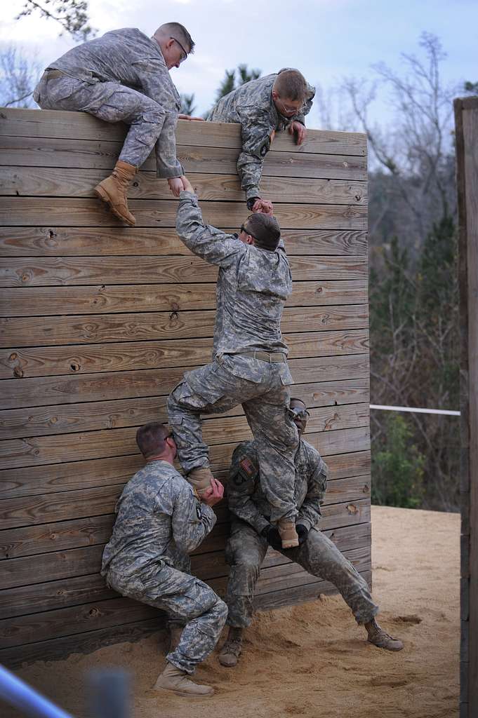 U.S. Army cavalry scouts with the 1st Armored Division, - PICRYL ...