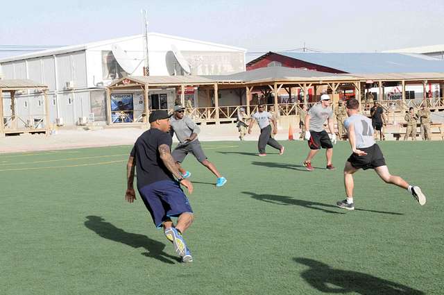 Images - JJ Watt Poses for Photo with Service Members [Image 5 of 5] - DVIDS