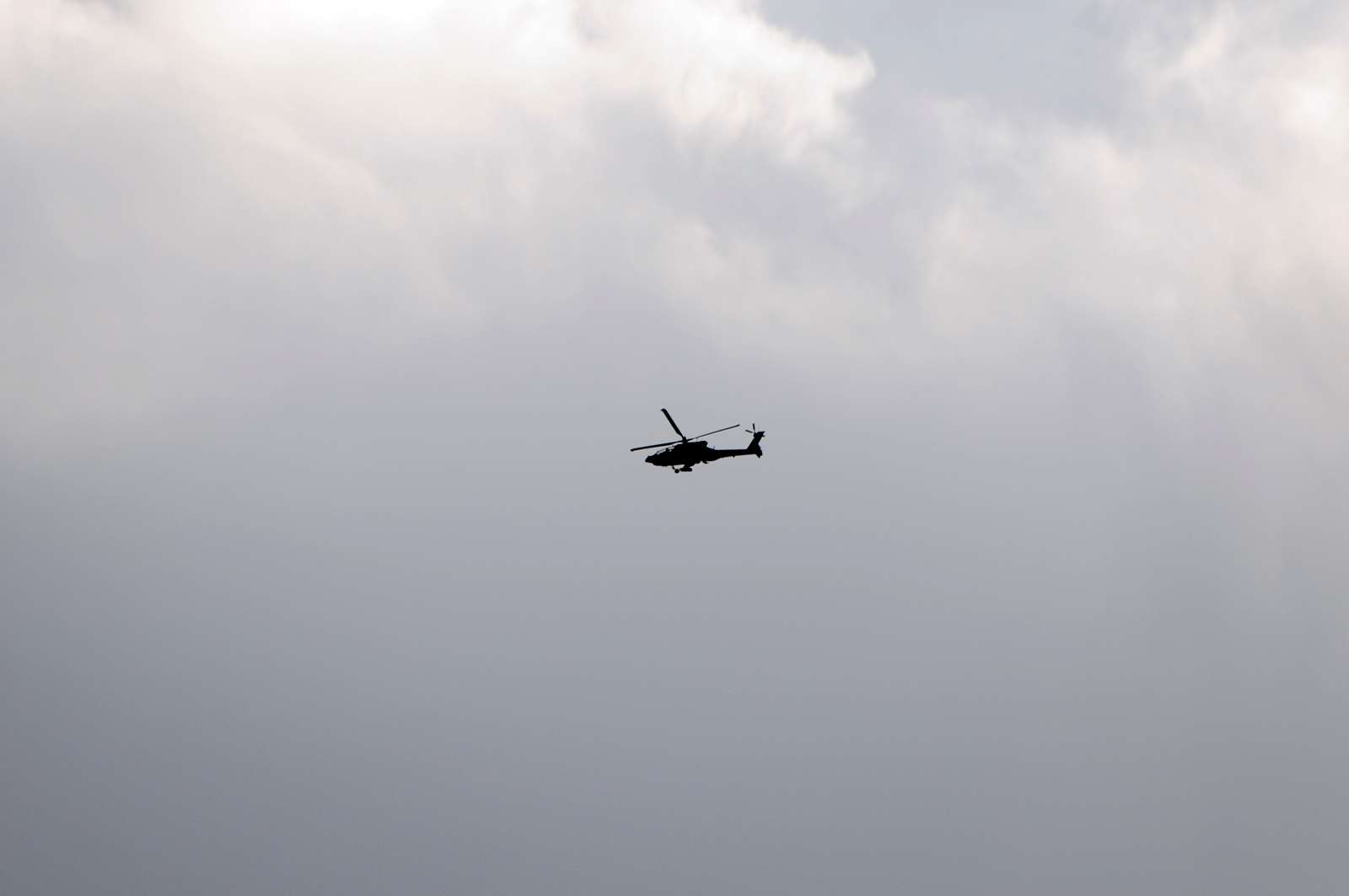 A pilot of a U.S. Army AH-64 Apache helicopter flies - NARA & DVIDS ...